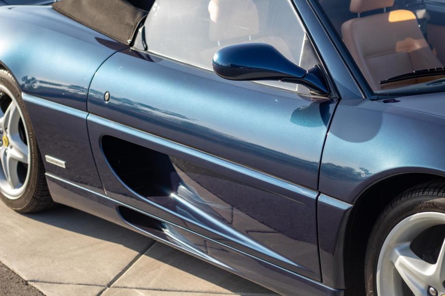 Детали экстерьера Ferrari F355 Spider 1995 года  (фото 52 из 149)